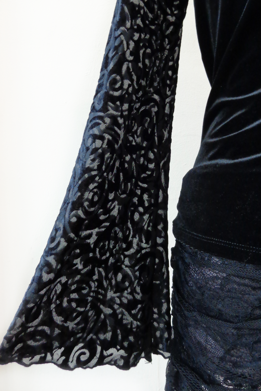 LOB VELVET BLOUSE ORNAMENTAL SLEEVES
