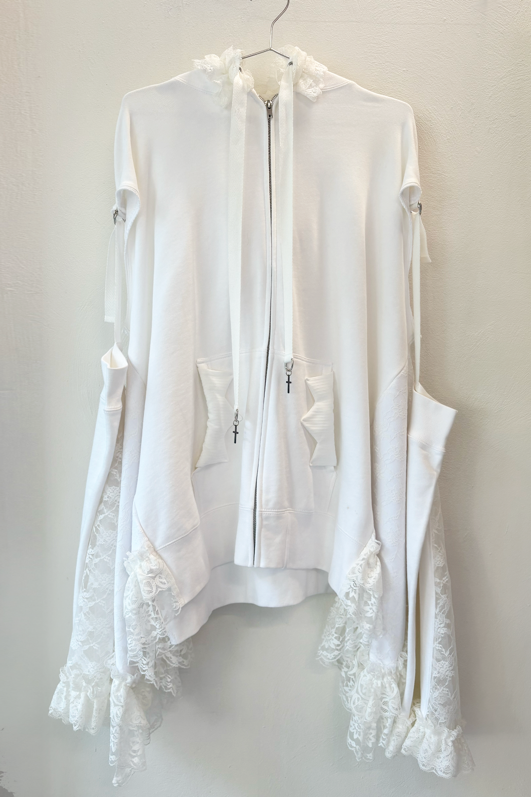 WHITE LACE CAPE
